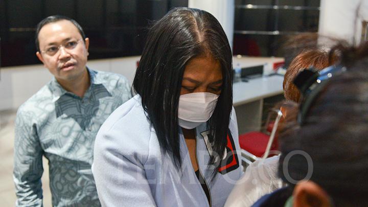 Putri Candrawathi menjalani wajib lapor terkait kasus pembunuhan berencana pada Brigadir Yoshua di Bareskrim Mabes polri, Jakarta. Jumat, 30 September 2022. Polisi tidak menahan Putri dengan alasan kemanusiaan dan memiliki seorang anak yang masih berusia 1,5 tahun dan menjalani wajib lapor dua kali dalam satu pekan. TEMPO/ Febri Angga Palguna