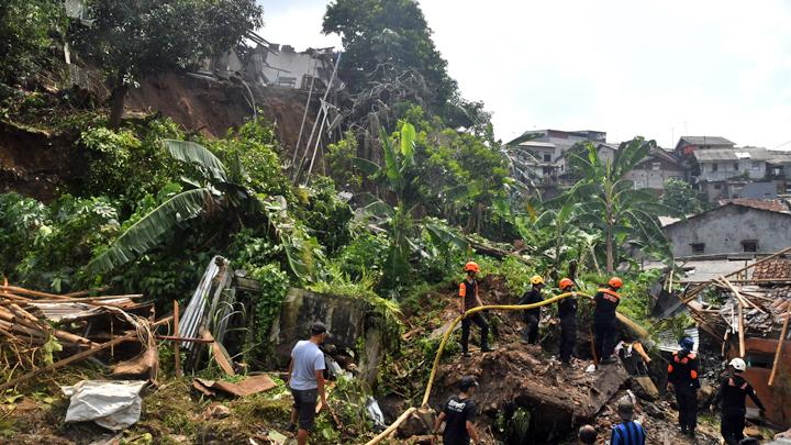 Sejumlah petugas BPBD Kota Bogor membersihkan material longsor di area pemancingan umum, Gang Kepatihan, Kelurahan Kalapa, Kota Bogor, Jawa Barat, Rabu, 12 Oktober 2022. Tebing setinggi 15 meter longsor setelah hujan deras disertai angin kencang menerjang Kota Bogor pada Selasa (11/10) sore. ANTARA FOTO/Arif Firmansyah