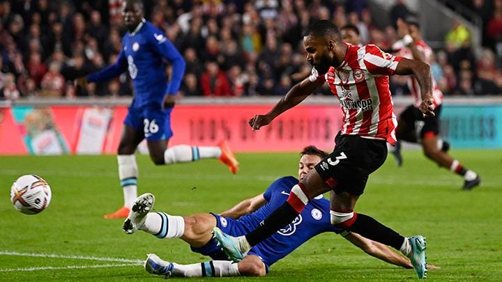 Pemain Brentford Rico Henry melakukan tendangan ke gawang Chelsea dalam pertandingan Liga Inggris di Stadion Brentford Community, London, 20 Oktober 2022. REUTERS/Tony Obrien
