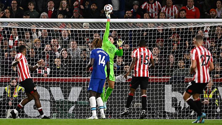 Kiper Chelsea Kepa Arrizabalaga menepis bola serangan pemain Brentford dalam pertandingan Liga Inggris di Stadion Brentford Community, London, 20 Oktober 2022. REUTERS/Tony Obrien
