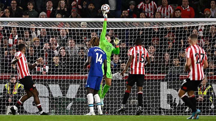 Kiper Chelsea Kepa Arrizabalaga menepis bola serangan pemain Brentford dalam pertandingan Liga Inggris di Stadion Brentford Community, London, 20 Oktober 2022.  REUTERS/Tony Obrien 