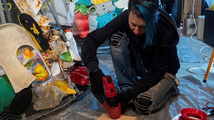 Seniman asal Australia, Marina DeBris, berkerja membuat patung terbarunya di sebuah garasi di Sydney, Australia, 6 Oktober 2022. Patung yang dibuat oleh Marina DeBris menggunakan sampah plastik dan polusi laut. REUTERS/Cordelia Hsu