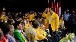 Menko Bidang Kemaritiman dan Investasi, Luhut Binsar Pandjaitan (kanan) terlihat memakai jas kuning Partai Golkar di acara peringatan HUT partai Golkar yang ke-58 di JIExpo, Kemayoran, Jakarta, Jumat, 21 Oktober 2022. HUT ini dimeriahkan oleh penyanyi seperti Lyodra, Wika Salim, dan Charlie ST12. TEMPO/ Febri Angga Palguna