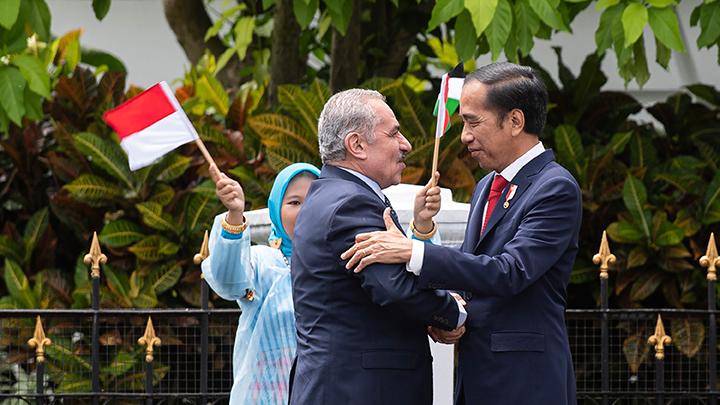 Presiden Joko Widodo (kanan) menyambut kedatangan Perdana Menteri Palestina Mohammad IM Shtayyeh di Istana Kepresidenan Bogor, Jawa Barat, Senin 24 Oktober 2022. Presiden Joko Widodo menerima kunjungan kenegaraan Perdana Menteri Palestina Mohammad IM Shtayyeh. ANTARA FOTO/Sigid Kurniawan