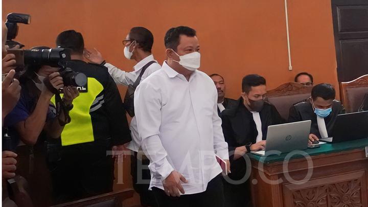 Terdakwa kasus pembunuhan Brigadir Nofriansyah Yosua Hutabarat (Brigadir J), Kuat Ma'ruf bersiap menjalani sidang lanjutan di Pengadilan Negeri Jakarta Selatan, Jakarta, Rabu, 2 November 2022. Kuat pun mengucapkan turut berduka cita kepada keluarga Yosua. TEMPO/MAGANG/Abdullah Syamil Iskandar