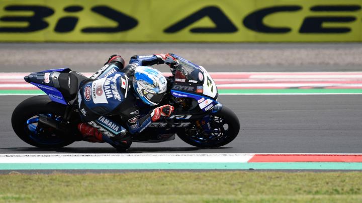 Pembalap Yamaha WorldSBK, Kohta Nozane memacu kecepatan pada latihan bebas pertama (FP1) World Superbike 2022 di Pertamina Mandalika International Street Circuit, Lombok Tengah, NTB, Jumat, 11 November 2022. ANTARA FOTO/Puspa Perwitasari