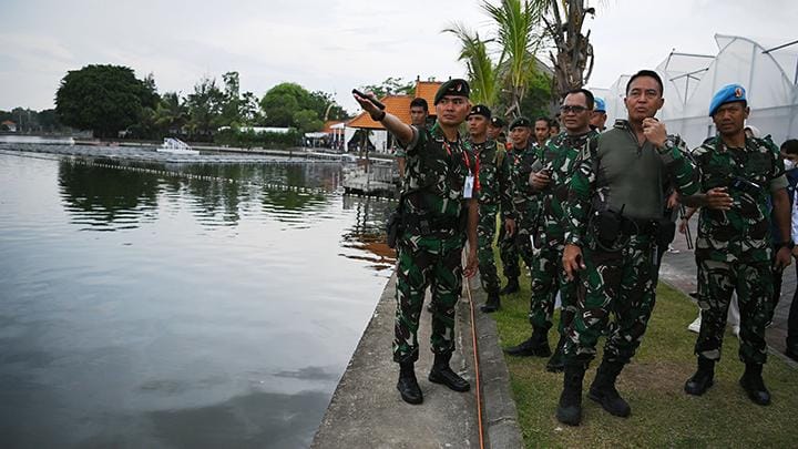 Panglima TNI Jenderal TNI Andika Perkasa (kedua kanan) meninjau keamanan menjelang KTT G20 di Taman Hutan Rakyat Ngurah Rai, Kabupaten Badung, Bali, Jumat 11 November 2022. Peninjauan oleh Panglima TNI tersebut guna memastikan kesiapan pengamanan para kepala negara dan pimpinan organisasi dunia yang akan hadir di lokasi tersebut dalam rangkaian kegiatan KTT G20. ANTARA FOTO/Media Center G20 Indonesia/Galih Pradipta