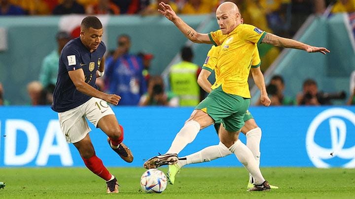 Pemain Perancis Kylian Mbappe berduel dengan pemain Australia Aaron Mooy pada laga Grup D antara Perancis vs Australia di Stadion Al Janoub, Al Wakrah, Qatar, 22 November 2022. REUTERS/Kai Pfaffenbach