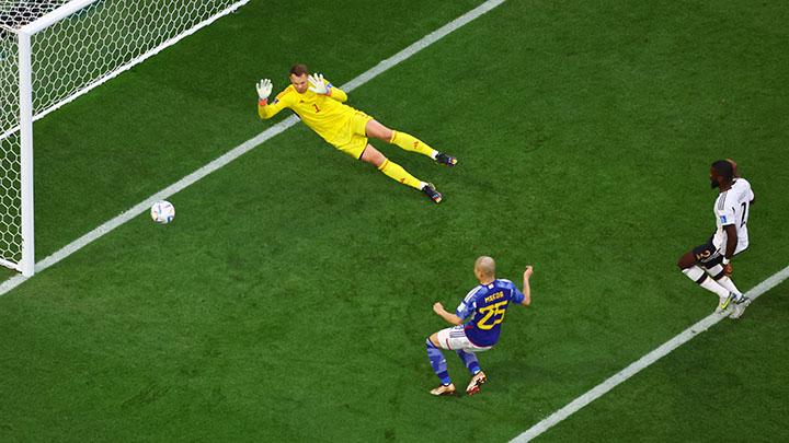 Pemain Jepang Daizen Maeda mencetak gol sebelum dianulir oleh VAR karena offside pada laga Grup E antara Jerman vs Jepang di Stadion Internasional Khalifa, Doha, Qatar, 23 November 2022. REUTERS/Fabrizio Bensch