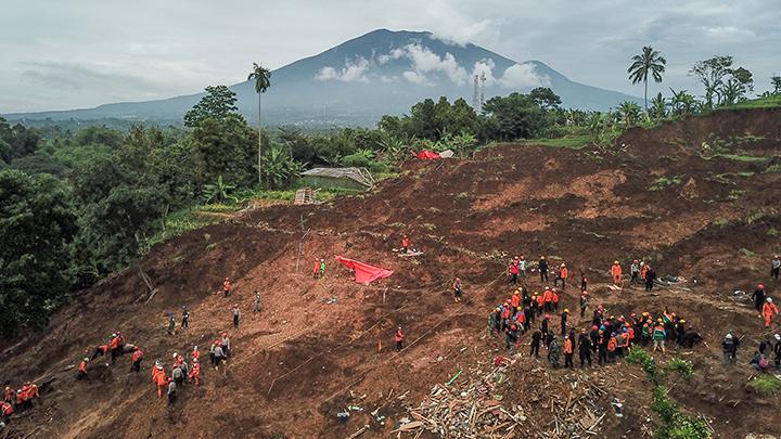 Foto udara tim SAR Gabungan melakukan pencarian korban tertimbun longsor akibat gempa di Kampung Cijedil, Cugenang, Kabupaten Cianjur, Jawa Barat, Sabtu 26 November 2022. Data dari BNPB mencatat hingga hari kelima korban meninggal dunia akibat gempa di Kabupaten Cianjur sebanyak 310 orang dan 24 orang masih belum ditemukan. ANTARA FOTO/Raisan Al Farisi