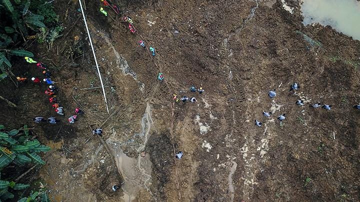 Foto udara tim SAR Gabungan melakukan pencarian korban tertimbun longsor akibat gempa di Kampung Cijedil, Cugenang, Kabupaten Cianjur, Jawa Barat, Sabtu 26 November 2022. Data dari BNPB mencatat hingga hari kelima korban meninggal dunia akibat gempa di Kabupaten Cianjur sebanyak 310 orang dan 24 orang masih belum ditemukan. ANTARA FOTO/Raisan Al Farisi