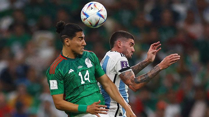 Pemain Meksiko Erick Gutierrez berduel dengan pemain Argentina Rodrigo De Paul pada laga kedua Grup C antara Argentina vs Meksiko di Stadion Lusail, Lusail, Qatar, 26 November 2022. REUTERS/Kai Pfaffenbach