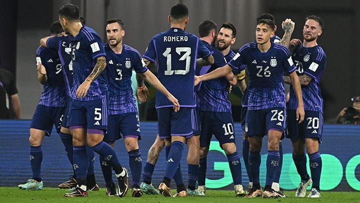 Pemain Argentina Julian Alvarez merayakan gol kedua dengan rekan setimnya pada laga ketiga Grup C antara Polandia vs Argentina di Stadium 974, Doha, Qatar, 30 November 2022. REUTERS/Dylan Martinez