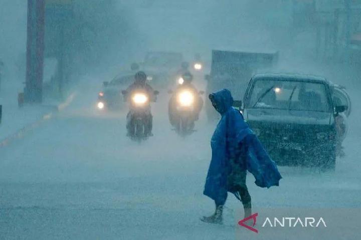 BMKG Forecasts Heavier Rain Across Indonesia, Lists At-Risk Regions