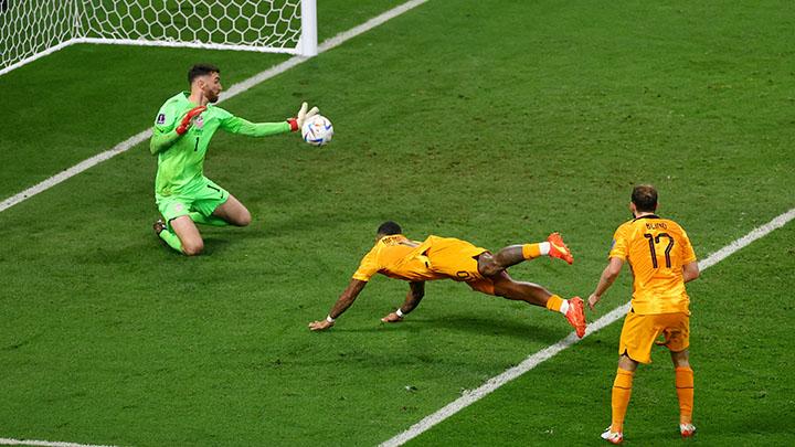 Kiper Amerika Serikat Matt Turner menepis sundulan dari pemain Belanda Memphis Depay pada Babak 16 Besar Piala Dunia 2022 antara Belanda vs Amerika Serikat di Stadion Internasional Khalifa, Doha, Qatar, 3 Desember 2022. REUTERS/Lee Smith
