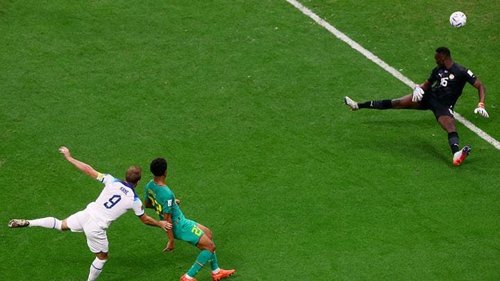 Pemain Inggris Harry Kane mencetak gol kedua pada Babak 16 Besar Piala Dunia 2022 antara Inggris vs Senegal di Stadion Al Bayt, Al Khor, Qatar, 4 Desember 2022. REUTERS/Paul Childs