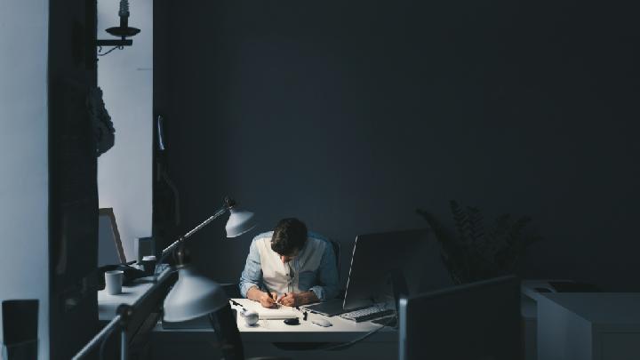 What is Job Hugging, a New Trend Amidst a Bleak Economy?