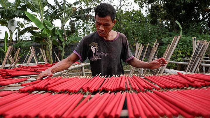 Pekerja menjemur dupa di sebuah pabrik industri rumah tangga menjelang Tahun Baru Imlek, di Tangerang, 19 Januari 2023. REUTERS/Willy Kurniawan