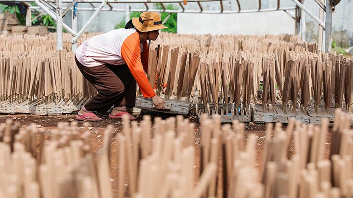 Pekerja menjemur dupa di sebuah pabrik industri rumah tangga menjelang Tahun Baru Imlek, di Tangerang, 19 Januari 2023. REUTERS/Willy Kurniawan