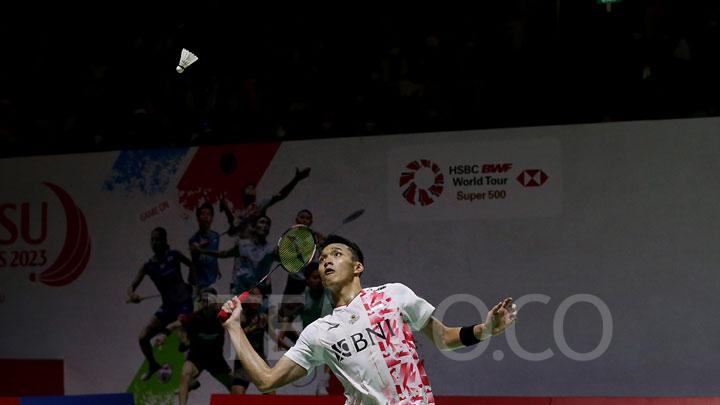 Pebulutangkis tunggal Indonesia, Jonatan Christie mengembalikan kok ke arah lawannya pebulutangkis Irlandia, Nhat Nguyen pada babak 32 besar Daihatsu Indonesia Masters 2023 di Istora Gelora Bung Karno, Senayan, Jakarta, Rabu, 25 Januari 2023. Jonatan Christie menang atas Nhat Nguyen dengan skor 21-23, 21-11, dan 21-6. TEMPO/M Taufan Rengganis