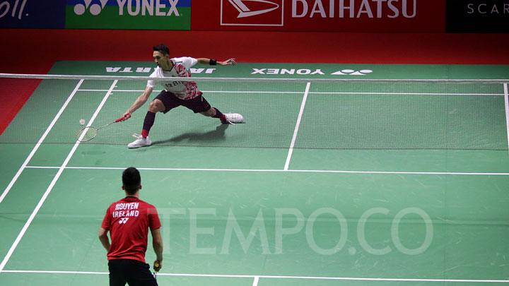 Pebulutangkis tunggal Indonesia, Jonatan Christie mengembalikan kok ke arah lawannya pebulutangkis Irlandia, Nhat Nguyen pada babak 32 besar Daihatsu Indonesia Masters 2023 di Istora Gelora Bung Karno, Senayan, Jakarta, Rabu, 25 Januari 2023. Jonatan Christie menang atas Nhat Nguyen dengan skor 21-23, 21-11, dan 21-6. TEMPO/M Taufan Rengganis