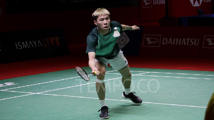 Pebulu tangkis tunggal putra Hongkong Lee Cheuk Yiu mengembalikan kok ke arah lawannya Pebulu tangkis tunggal putra Indonesia Anthony Sinisuka Ginting pada babak 32 besar Daihatsu Indonesia Masters 2023 di Istora Gelora Bung Karno, Senayan, Jakarta, Rabu, 25 Januari 2023. JAnthony Sinisuka Ginting menang atas Lee Cheuk Yiu dengan skor 21-10, dan 21-12. TEMPO/M Taufan Rengganis