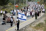Para pemukim Israel mengadakan pawai protes dari Tapuach Junction ke pos terdepan pemukim Israel di Evyatar, di Tepi Barat yang diduduki Israel, 10 April 2023. REUTERS/Nir Elias