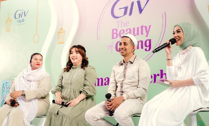 Sharing session GIV Hijab The Beauty of GIVing bertajuk Buat Cantikmu Lebih Berarti bersama Nanda Dwinta Sari selaku Direktur Eksekutif Yayasan Kesehatan Perempuan, Stella Eide selaku Senior Brand Manager Personal Care Category WINGS Group Indonesia, dan Habib Husein Ja'far Al Hadar, di Jakarta Selatan, pada Kamis, 13 April 2023. Foto: Dok. GIV