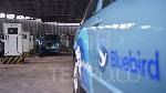 Pengemudi melakukan pengisian daya listrik pada armada taksi E-Bluebird di Gedung Bluebird Pusat, Jakarta, Selasa, 13 Juni 2023. PT Blue Bird Tbk (BIRD) memasang Pembangkit Listrik Tenaga Surya (PLTS) Atap di Kantor Pusat Bluebird, sistem panel surya pintar tersebut memiliki daya sebesar 215,6 kilowatt peak (kWp) yang diproyeksikan dapat mereduksi lebih dari 2.000 ton emisi karbon per tahun. TEMPO/M Taufan Rengganis