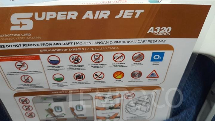 Penumpang Super Air Jet yang gagal terbang kembali diterbangkan pukul 19.15 WITA dengan pesawat  pengganti  Super Air Jet Airbus  A320. Jumat 14 Juli 2023.FOTO: AYU CIPTA Tempo