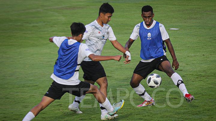 Pesepak bola Timnas U-17 mengikuti sesi latihan di Lapangan ABC, Senayan, Jakarta, Kamis, 20 Juli 2023. Latihan tersebut guna persiapan menghadapi Piala Dunia U-17 yang akan digelar 10 November hingga 2 Desember 2023 di Indonesia. TEMPO / Hilman Fathurrahman W