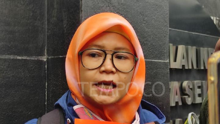 Jumisih, rekan sesama ART yang mendukung keadilan untuk Siti Khotimah, ART yang dianiaya oleh majikannya pada 2022 lalu. Dia melakukan aksi bersama belasan ART lain di Pengadilan Negeri Jakarta Selatan, Senin, 24 Juli 2023. Tempo/M. Faiz Zaki