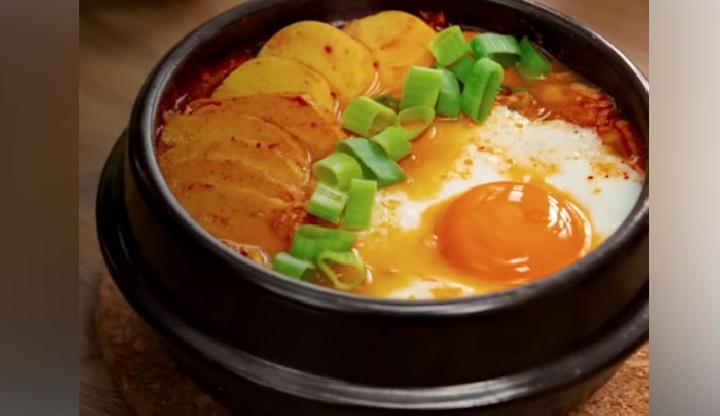 Masakan Korea di Jogja seperti kimchi dan bulgogi dalam piring keramik