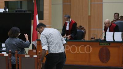 Haris Azhar dan Fatia Maulidiyanti, terdakwa kasus pencemaran nama baik terhadap Luhut Binsar Pandjaitan, meninggalkan ruangan setelah sidang hari ini ditunda di Pengadilan Negeri Jakarta Timur, Senin 31 Juli 2023. Saksi ahli dari JPU tidak dapat hadir karena sedang bertugas. TEMPO/Subekti