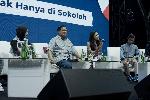 Menteri Pertahanan Prabowo Subianto bersama Maudy Ayunda di acara Belajaraya 2023 
