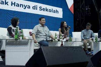 Menteri Pertahanan Prabowo Subianto bersama Maudy Ayunda di acara Belajaraya 2023 