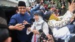 Bakal calon presiden Anies Baswedan (kiri) menyapa relawan saat kunjungan ke Rumah Temu Relawan Duren Tiga di Jakarta, Jumat 4 Agustus 2023. Kunjungan tersebut dalam rangka safari politik sekaligus bersilaturahim bersama relawan. ANTARA FOTO/Indrianto Eko Suwarso