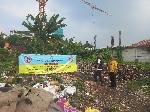 Pemasangan spanduk larangan membuang sampah di Pamulang oleh Dinas Lingkungan Hidup (DLH), Sabtu 5 Agustus 2023. (TEMPO/Muhammad Iqbal)