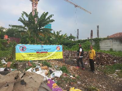 Pemasangan spanduk larangan membuang sampah di Pamulang oleh Dinas Lingkungan Hidup (DLH), Sabtu 5 Agustus 2023. (TEMPO/Muhammad Iqbal)