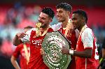 Declan Rice, Kai Havertz, dan Jurrien Timber berpose dengan trofi Communtiy Shield di Stadion Wembley, Ahad, 6 Agustus 2023. Twitter @Arsenal.