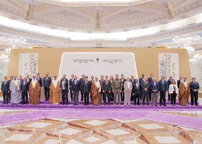 Perwakilan dari lebih dari 40 negara termasuk China, India, dan A.S., berpose untuk foto keluarga saat mereka menghadiri pembicaraan di Jeddah, Arab Saudi, 6 Agustus 2023, untuk mengakhiri perang Rusia di Ukraina secara damai. Saudi Press Agency/Handout via REUTERS