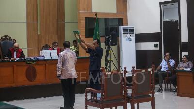 Ahli pertahanan dari Kemenkopolhukam menjabat sebagai Deputi Bidang Koordinasi Politik Dalam Negeri, Mayjen TNI Heri Wiranto memberikan keterangan sebagai ahli dengan terdakwa dugaan kasus pencemaran nama baik Menteri Luhut Binsar Pandjaitan, Haris Azhar dan Fatia Maulidiyanti dalam sidang lanjutan di Pengadilan Negeri Jakarta Timur, Senin, 7 Agustus 2023. Dalam sidang, pengacara Haris dan Fatia sempat mencecar saksi ahli dengan sejumlah pertanyaan. TEMPO / Hilman Fathurrahman W