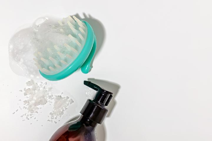 Scalp Scrub: Perlukah dalam Rutin Mingguan?