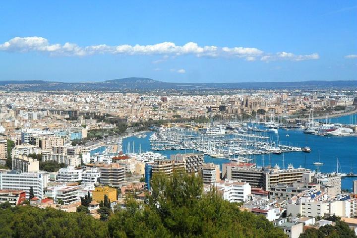 Today's Top 3 News: "Sandwich Tourists" Sends Waves of Panic to Mallorca Restaurants as Visitors Dipped