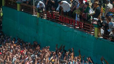 Gubernur Jawa Tengah Ganjar Pranowo (atas tengah) menunjuk warga saat akan menyebar apem pada Tradisi Sebaran Apem Yaa Qawiyyu di Jatinom, Klaten, Jawa Tengah, Jumat 1 September 2023. Tradisi sebaran apem Yaa Qawiyyu yang dilakukan setiap tahun sekali pada bulan Sapar pada penanggalan Jawa tersebut telah ditetapkan sebagai Warisan Budaya Tak Benda (WBTB) oleh Kementerian Pendidikan Kebudayaan Riset dan Teknologi (Kemendikbudristek) pada tahun 2016. ANTARA FOTO/Aloysius Jarot Nugroho