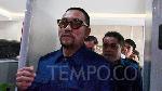 Bendahara Umum Partai NasDem Ahmad Sahroni menjawab pertanyaan awak media saat batal melaporkan Ketua Majelis Tinggi Partai Demokrat Susilo Bambang Yudhoyono (SBY) ke Bareskrim, Mabes Polri, Jakarta, Senin, 4 September 2023. Ahmad Sahroni batal melaporkan Ketua Majelis Tinggi Partai Demokrat Susilo Bambang Yudhoyono (SBY) ke Badan Reserse Kriminal (Bareskrim) Polri terkait pemberitaan bohong tentang kesepakatan politik antara Anies Baswedan dan Agus Harimurti Yudhoyono (AHY). TEMPO/ Febri Angga Palguna 