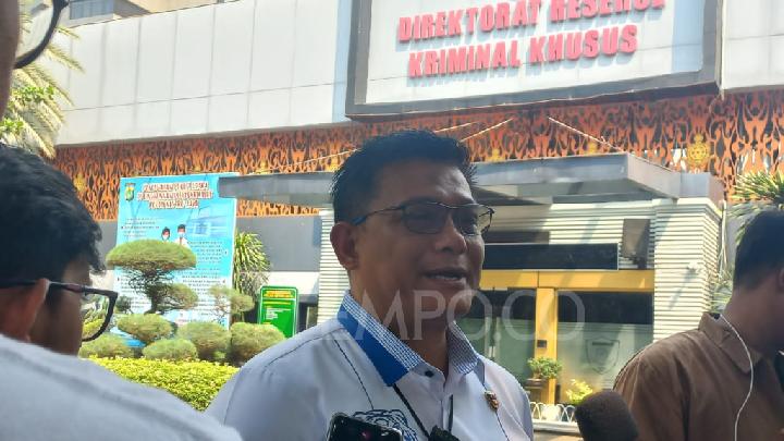 Direktur Reserse Kriminal Khusus Polda Metro Jaya Komisaris Besar Polisi Ade Safri Simanjuntak melakukan doorstop di depan Gedung Direktorat Resersi Kriminal Khusus pada Rabu, 4 Oktober 2023. TEMPO/Alifyah Salsabila
