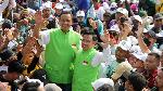 Bakal calon presiden Anies Baswedan dan bakal calon wakil presiden Muhaimin Iskandar menyapa warga saat jalan sehat di Jalan Pahlawan Sidoarjo, Jawa Timur, Minggu, 15 Oktober 2023. Kegiatan yang diikuti oleh ribuan simpatisan dan kader partai dari Koalisi Perubahan tersebut sebagai bentuk dukungan terhadap pasangan bakal calon Presiden dan bakal calon Wakil Presiden Anies Baswedan-Muhaimin Iskandar pada Pilpres 2024. ANTARA FOTO/Umarul Faruq 