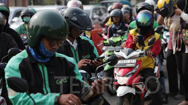 Online Taxi Drivers Struggle with 55-Hour Workweek for Just Rp2 Million Salary, Study Shows