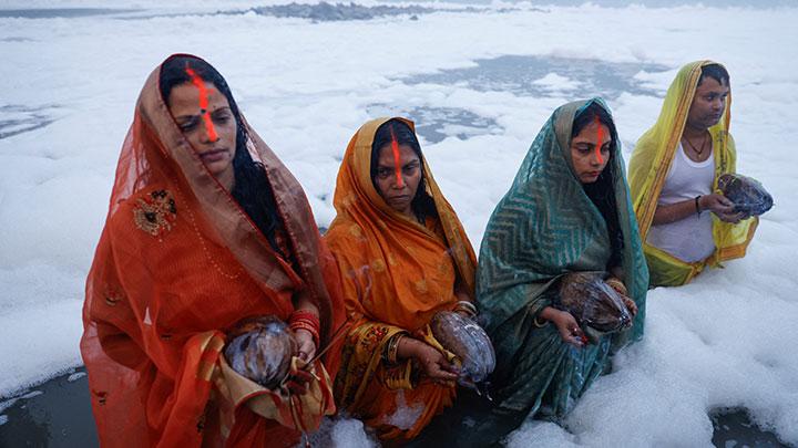 Umat Hindu di india Sembah Dewa Matahari di Sungai Penuh Limbah - foto